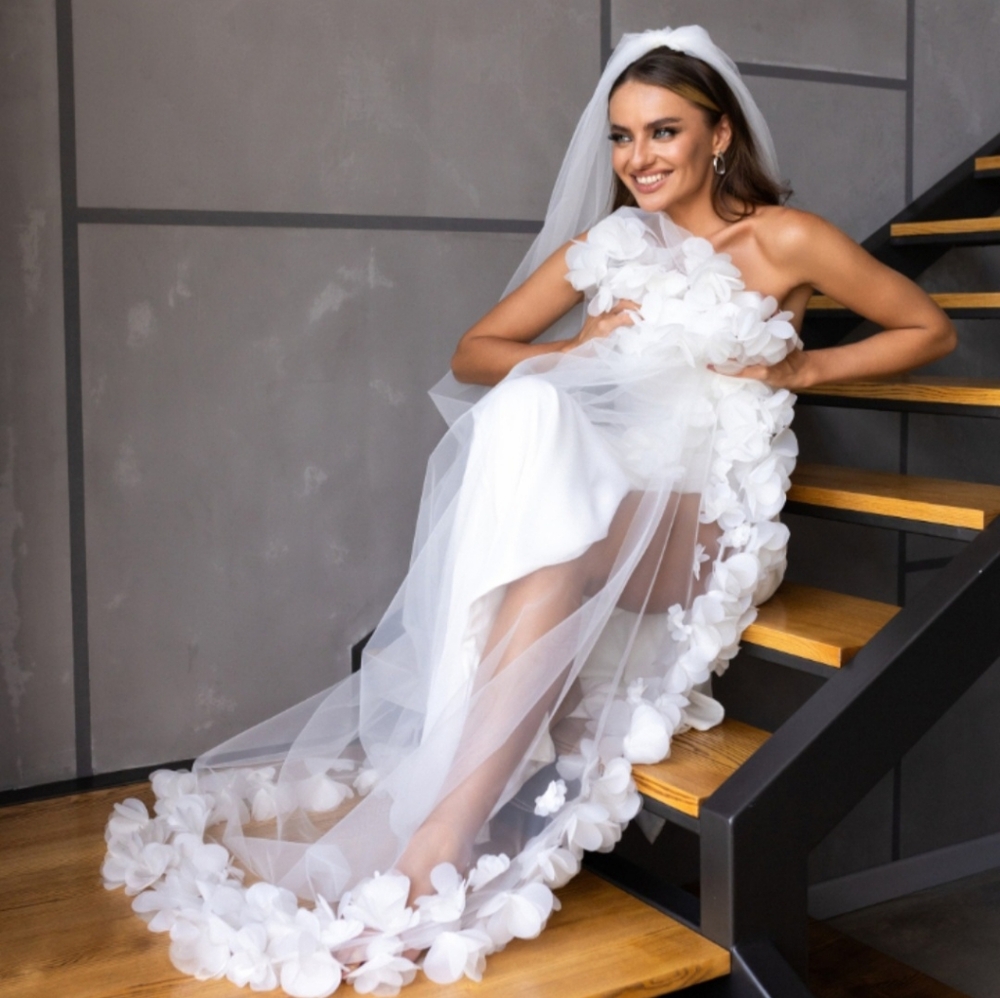 Off-White / Ivory Bridal Veil with 3D Floral Edge - Picture 4 of 5